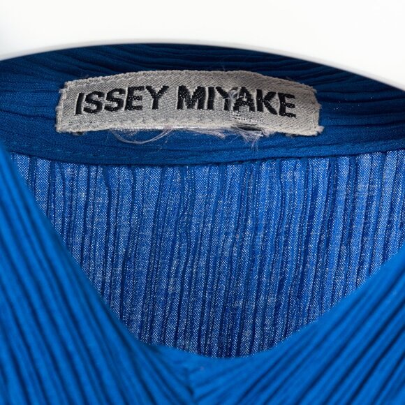 Issey Miyake Cobalt-Blue Pleated Long-Sleeve Buttoned Maxi Dress - Picture 8 of 8